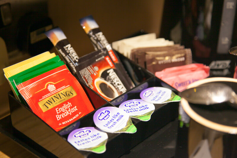 アブダビ空港トランジットホテルの客室に用意されていたティーセット