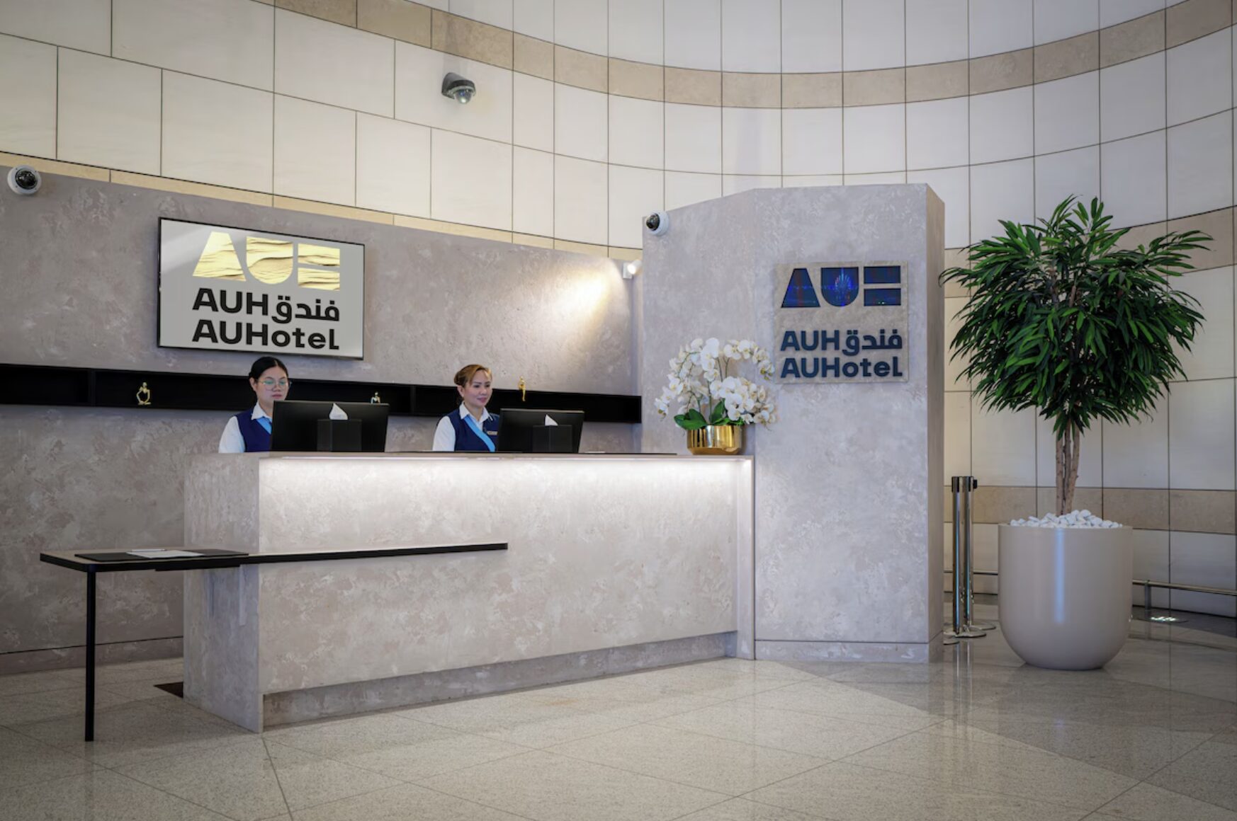 ザイード空港(旧アブダビ空港)トランジットホテルAUHotelのフロントデスク