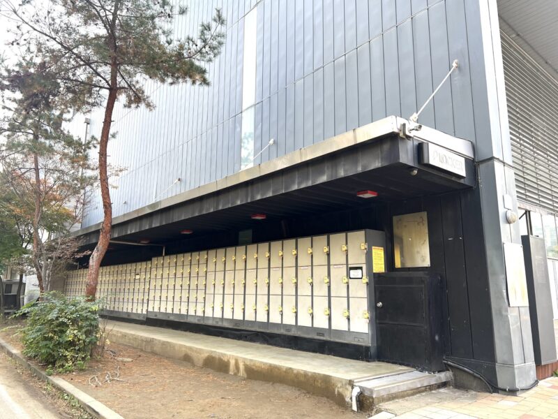 YES24ライブホールの建物横にあるコインロッカー