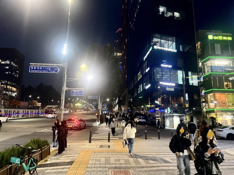 奉恩寺駅3番出口の夜の様子。ホテルイン9江南までは徒歩1分でアクセス抜群。