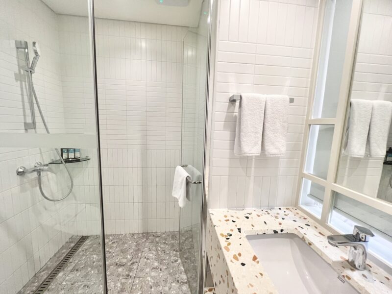 ホテルイン9江南のシャワールームと洗面台。掃除が行き届いていてとても衛生的。