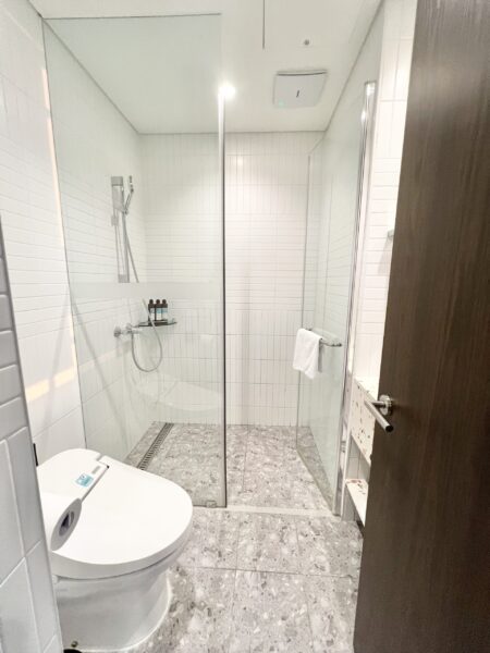 ホテルイン9江南のトイレとシャワールーム。ウォッシュレット付き。