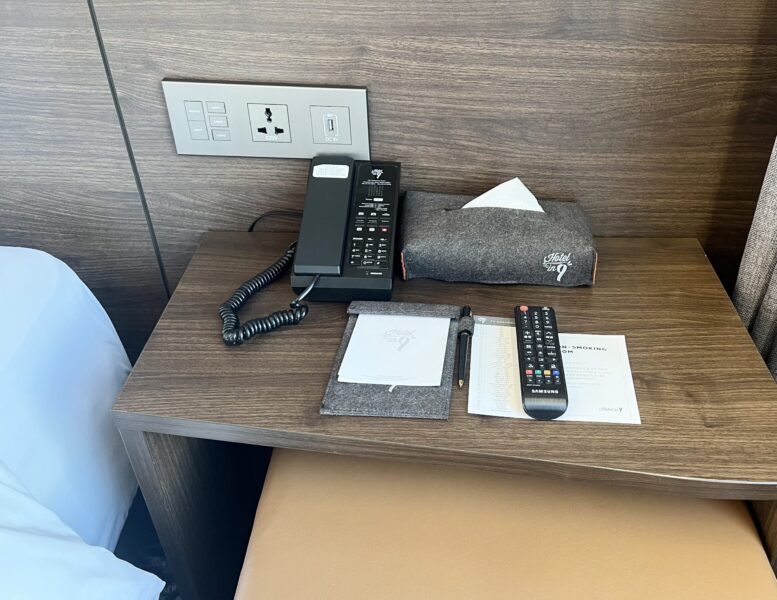 ホテルイン9江南のベッドサイドテーブル。差し込み口もあって便利