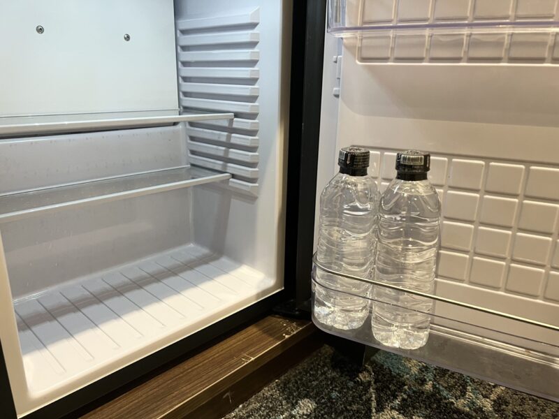 ホテルイン9江南の冷蔵庫。無料のお水が2本入っています。