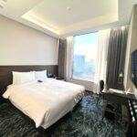 ホテルイン9江南の客室全体。明るく広く、KSPO・オリンピックホール参戦時に最適。