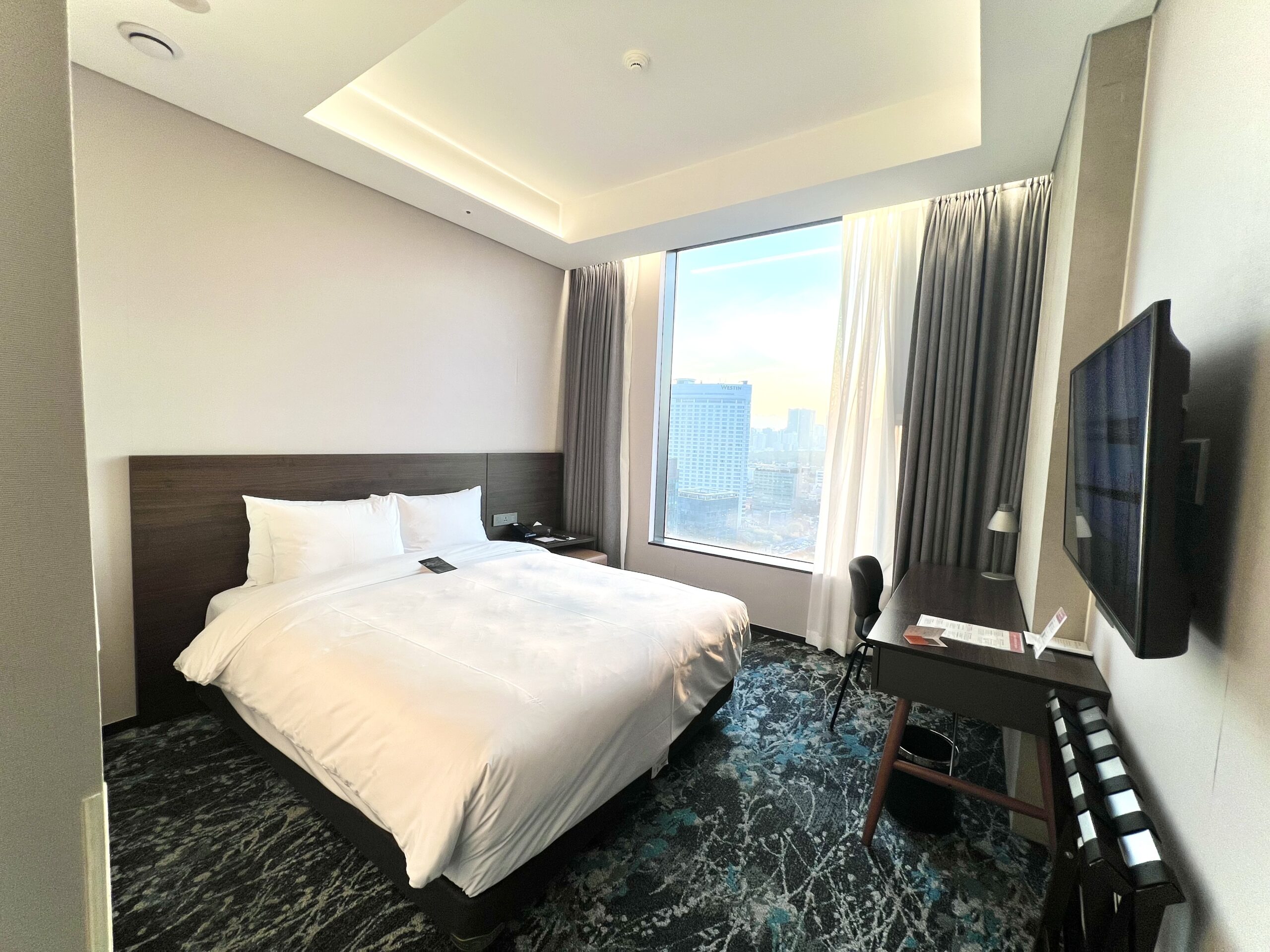 ホテルイン9江南の客室全体。明るく広く、KSPO・オリンピックホール参戦時に最適。