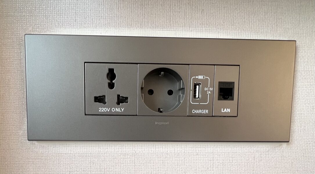 ホテルイン9江南のプラグ差し込み口。