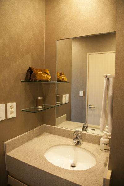 初ソウル旅行の人におすすめのホテル、ドーミーインソウル江南の客室内の洗面台