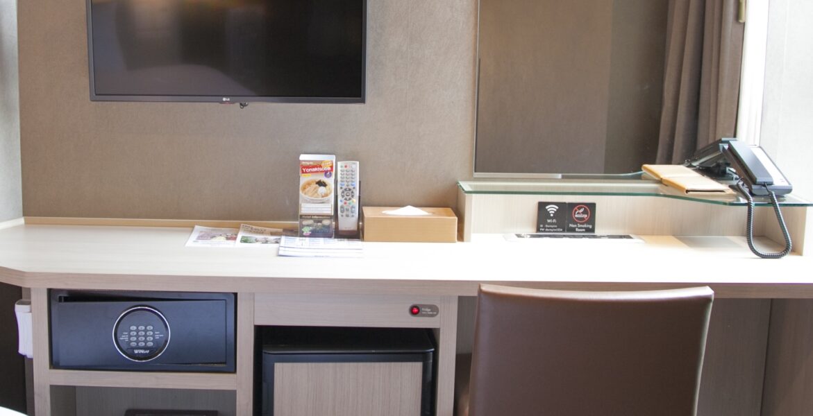 初ソウル旅行の人におすすめのホテル、ドーミーインソウル江南の客室内のデスク