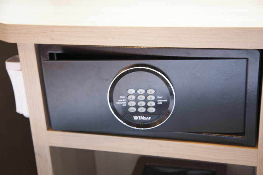 ソウル女性一人旅におすすめのドーミーインソウル江南の客室に設置された金庫