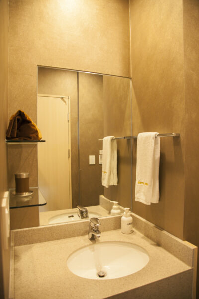 コスパのいいソウルのおすすめホテル、ドーミーイン江南客室内の洗面所