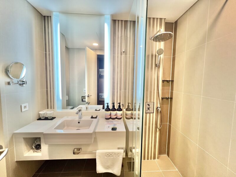 仁川空港周辺のおすすめホテル、仁川エアポートグローバルホテル&スイーツのきれいなバスルーム