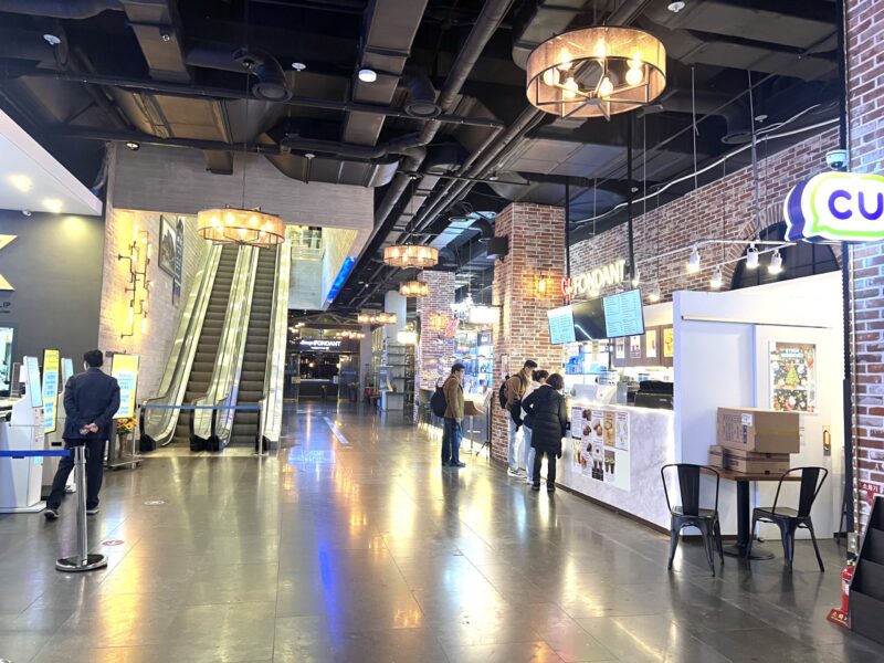 仁川空港周辺のおすすめホテル、仁川エアポートグローバルホテル&スイーツが入ったビル内。カフェやコンビニが入っている