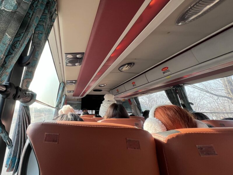 空港貨物ターミナル駅発のインスパイアアリーナ行き臨時バスの内部