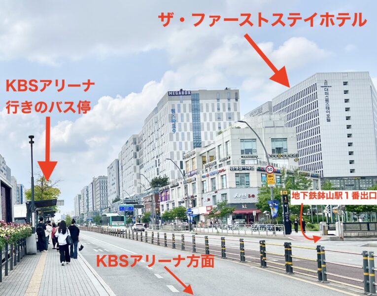 ザファーストステイホテルとパルサン駅、バス停が映った写真