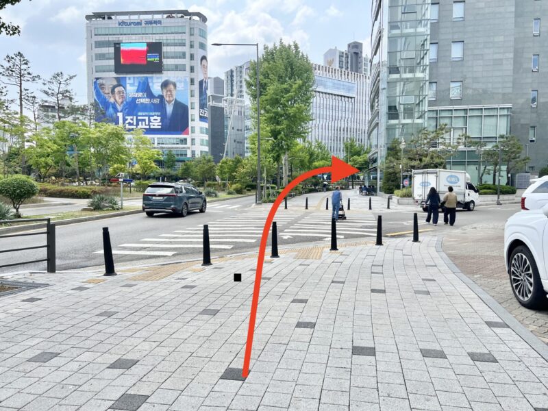 地下鉄9号線加陽駅8番出口からKBSアリーナまでの行く途中の道の写真