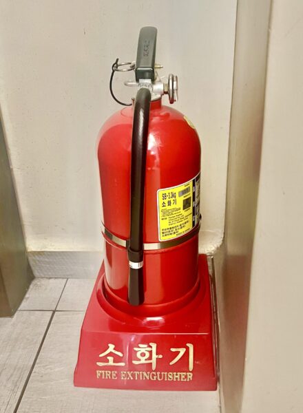 地下鉄永登浦駅近くにあるGMSホテルの携帯の消化器の写真