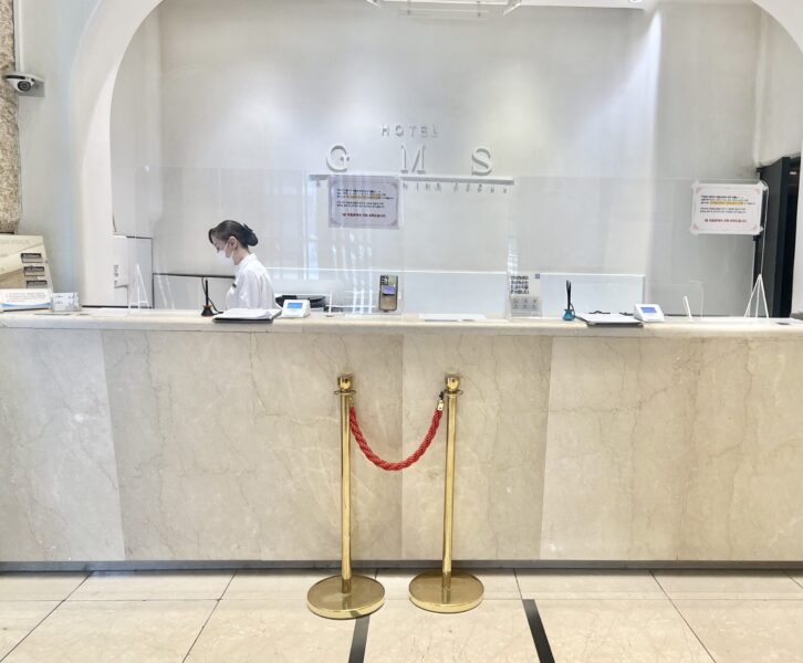 地下鉄永登浦駅近くにあるGMSホテルのフロントデスクの写真