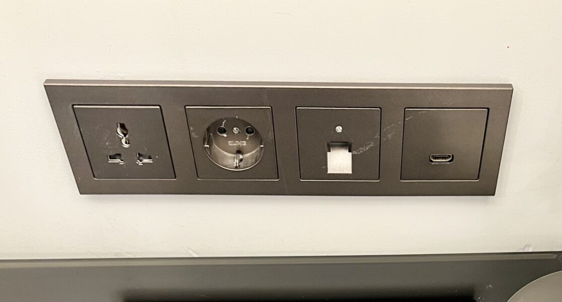 地下鉄永登浦駅近くにあるGMSホテルのユニバーサルコンセントの写真