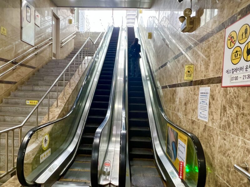 地下鉄1号線永登浦駅5番出口のエスカレーター