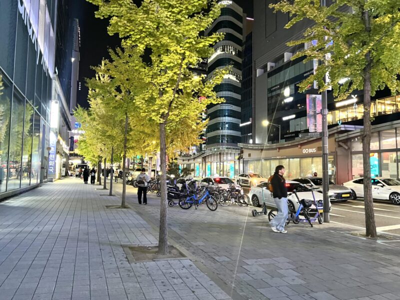 弘大入口駅2番出口の夜の様子の写真