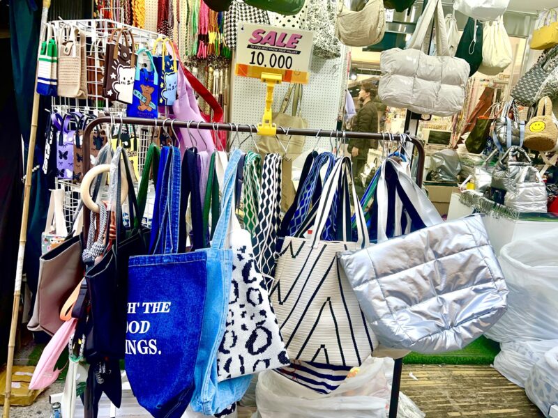 東大門にあるバッグの問屋ビルNPH(南平和市場)のバッグ写真