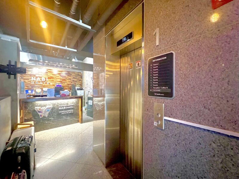 弘大入口駅近くにあるナビホステルのフロントデスク写真