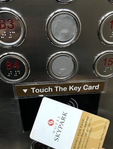 ホテルスカイパークキングスタウン東大門のエレベーターカードキーの写真